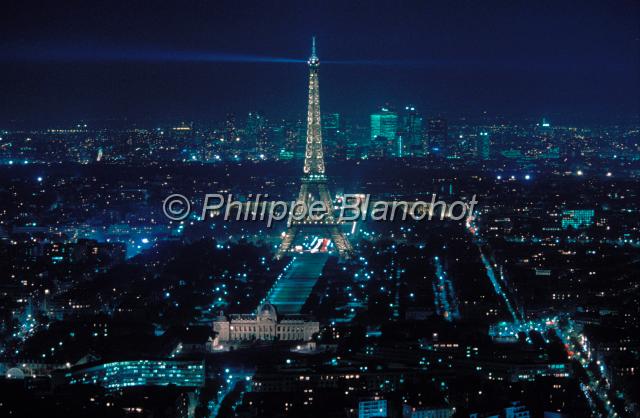 tour eiffel 2.JPG - Vue de Paris la nuit, tour Eiffel, Champ de Mars et Ecole militaire depuis la Tour MontparnasseParis, France